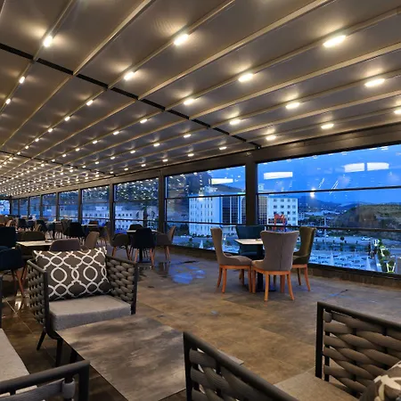 מלון Campus Hill 5*