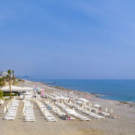 מלון Campus Hill 5*